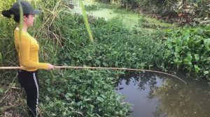 МИЛАЯ ДЕВУШКА ЛОВИТ РЫБУ