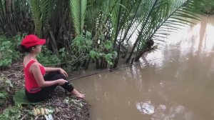 ДЕВУШКА ЛОВИТ РЫБУ НА МОЛЛЮСКОВ