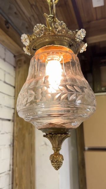 Изящная подвесная лампа с резным стеклом 20714