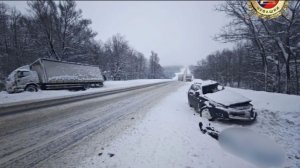 Два человека погибли в легковушке, столкнувшейся с фурой с мебелью в Чувашии