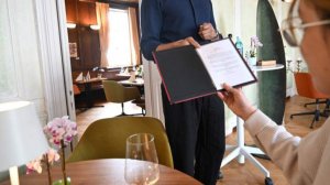 В Госдуме предложили освободить чаевые от обложения НДФЛ