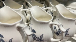 В Светофоре классные завалы посуды! Много новинок для кухни. Красивые тарелки, кружки, кастрюли.