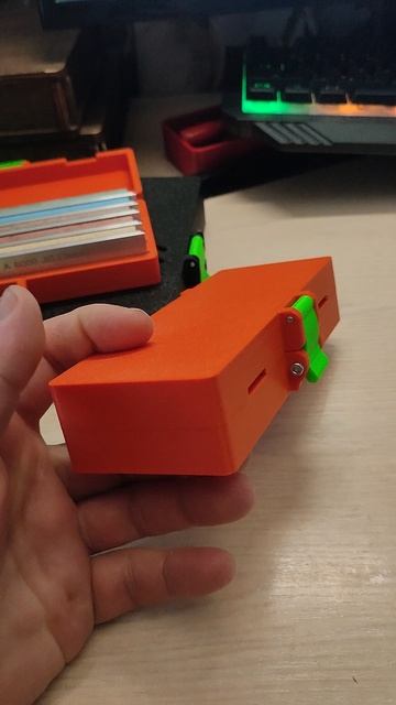 Новые коробки с боковыми отверстиями на петлях.