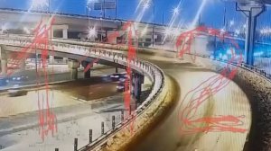 Два человека погибли в ДТП на МКАДе — Mercedes E350 слетел с эстакады и рухнул на машины внизу.