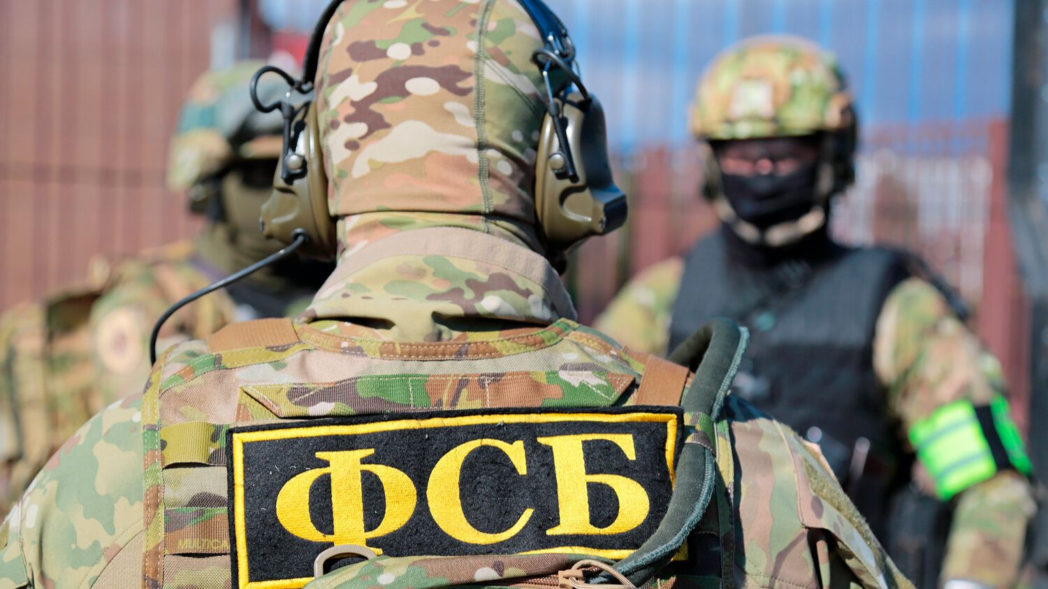 Кадры экстрадиции в Россию исполнителя покушения на генерал-лейтенанта Алексеева смотреть онлайн