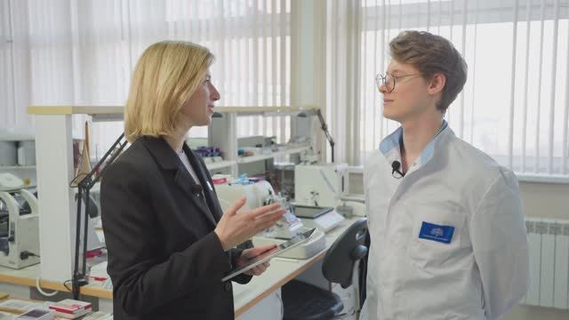 Научный блиц: над чем работают и о чем мечтают ученые Сеченовского Университета смотреть онлайн