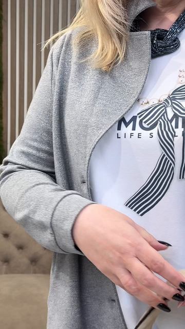 ☀️☀️ Доброе утро, модницы! ✨ Серый жакет классического кроя в сочетании с широкими джинсами и бел…