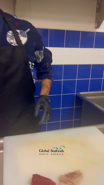 Идеальный баланс начинается с точности. В этом суши-ролле сухой выдержки ахи тунец