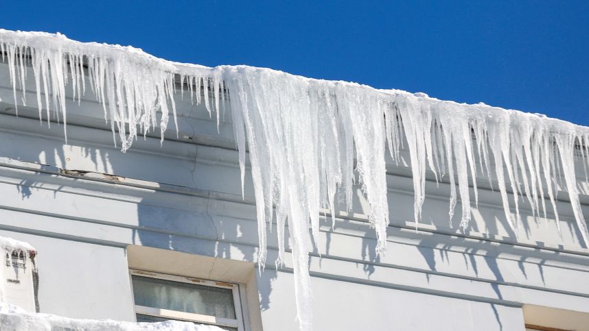 Сосульки-убийцы: как избежать ледяного удара и что делать, если вы пострадали смотреть онлайн