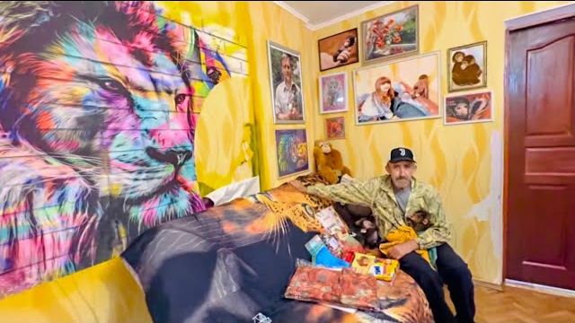 Степаша РАСПАКОВЫВАЕТ  ПОДАРОЧКИ, а Маняшка прильнула к папе Владу)))