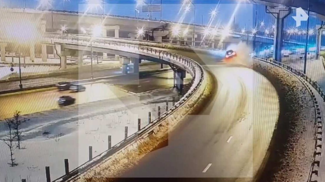 РЕН ТВ публикует момент падения автомобиля с эстакады на МКАД смотреть онлайн