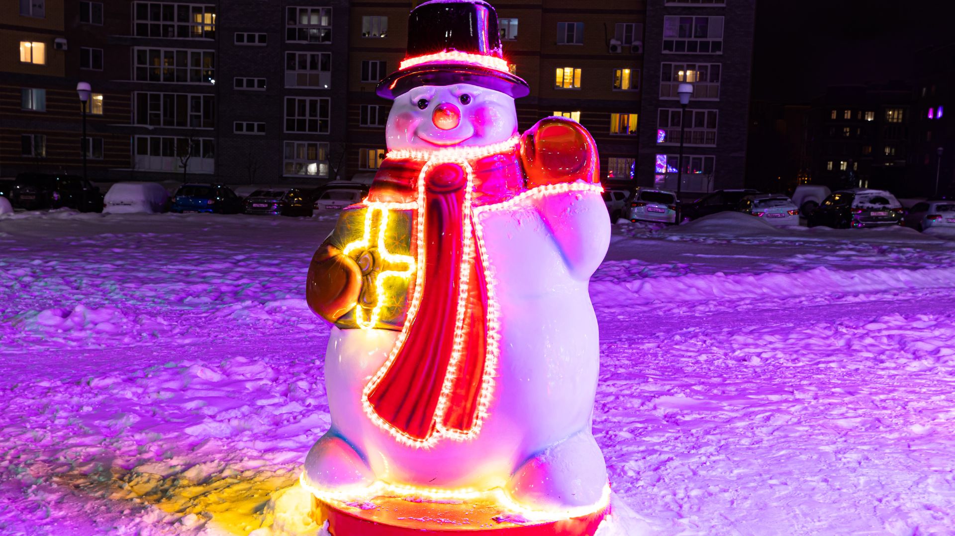 Новогодняя уличная фигура «Снеговик с подарком» из стеклопластика.