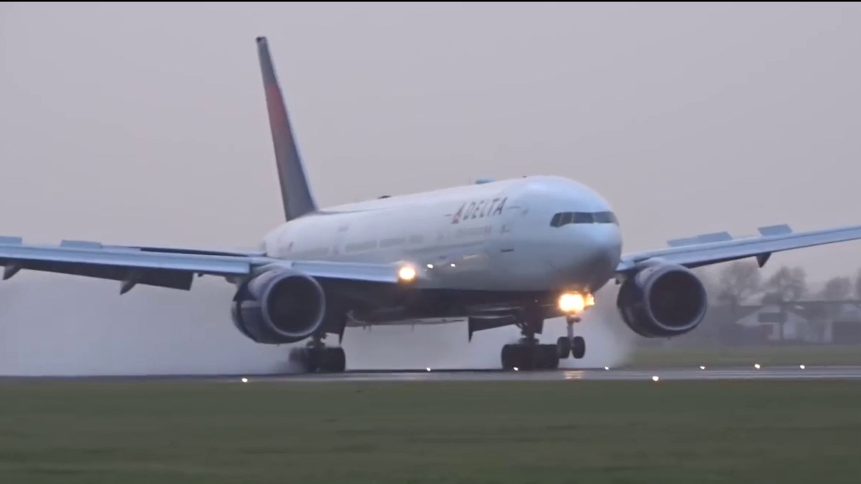Красивая подборка взлета и посадки пассажирских самолетов  Самолет взлетает