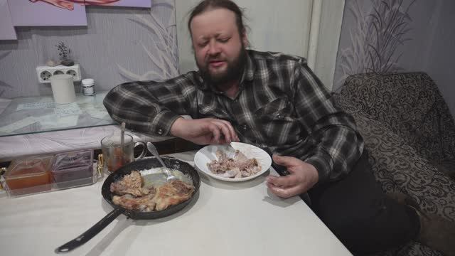 ЕШЬ И ПОЙ когда варёная вкусная курочка со мной ВКУСНО УЖИНАЮ смотреть онлайн