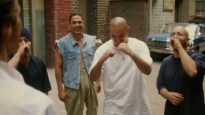 Брюс проучил местную гопоту