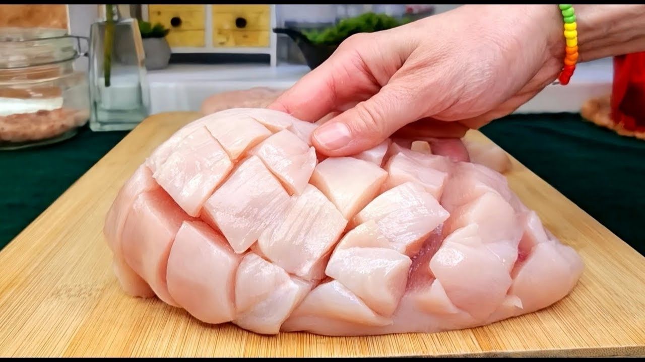 Простой ужин. Большое блюдо для всей семьи. Жаркое с курицей и картошкой просто и очень вкусно. смотреть онлайн