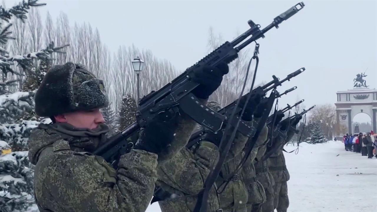 В Курске прошли памятные мероприятия к годовщине освобождения от немецко-фашистских захватчиков. смотреть онлайн