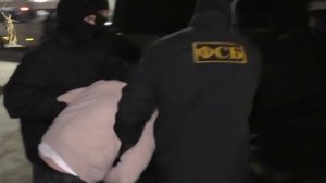 Первые кадры экстрадиции в РФ исполнителя покушения на генерал-лейтенанта Алексеева.

Мужчину...