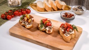 Брускетта с сардинами, сыром и томатами