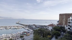 Намаз на набережной в турецкой Аланьи.