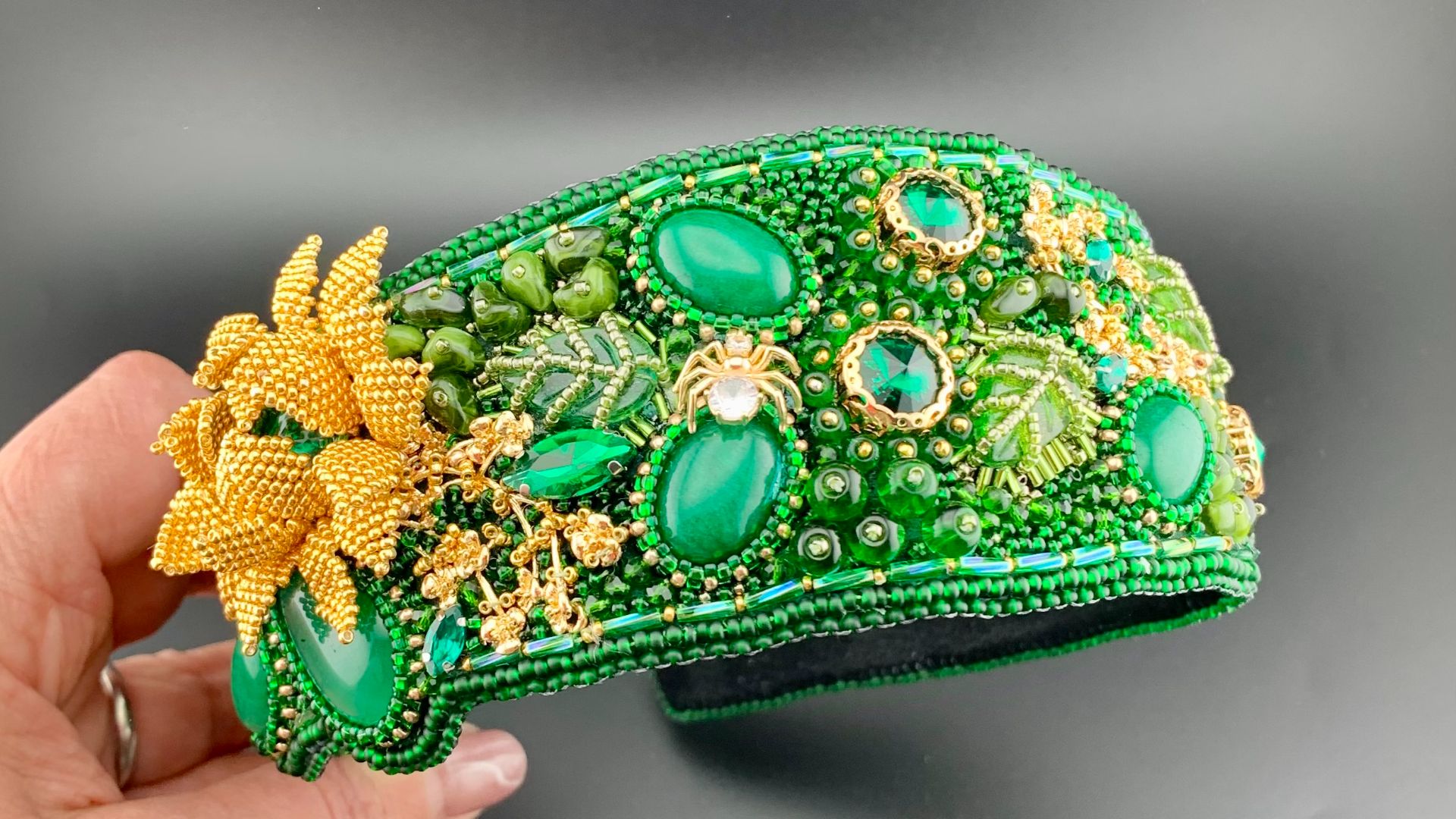 Процесс создания ободка для волос из бисера и камней