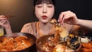 Мукбанг креветки во фритюре, лапша, кимпбап Еда на камеру