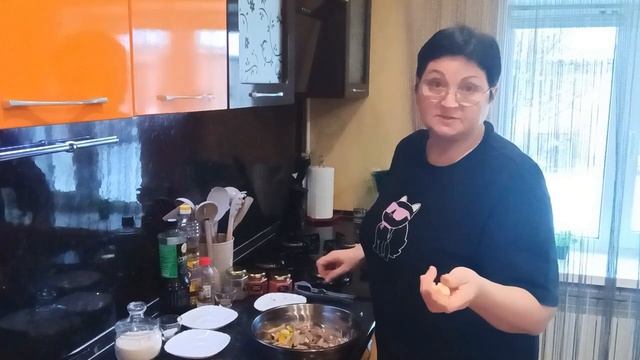 ЖИЗНЬ В СЕЛЕ/ЭТО ОЧЕНЬ ВКУСНЫЙ САЛАТ смотреть онлайн