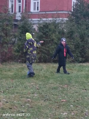 Смотрим как гордее выживает в хардкор в мире