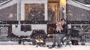 Зимний снежный кемпинг в полностью автоматическом прицепе.