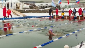 Сотни спортсменов вышли в 15-градусный мороз на соревнования по зимнему плаванию в Петербурге