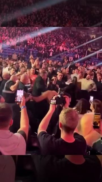 Боец ММА во время боя укусил сопернику УХО, как Тайсон в 97-м смотреть онлайн