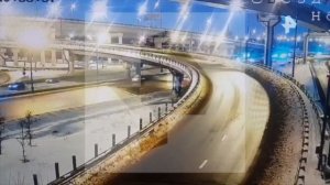 Момент падения Mercedes с эстакады на 77‑м километре МКАД попал на видео