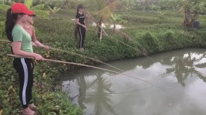 КРАСИВЫЕ ДЕВУШКИ ЛОВЯТ РЫБУ