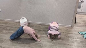 Юля и Алёна играют дома.