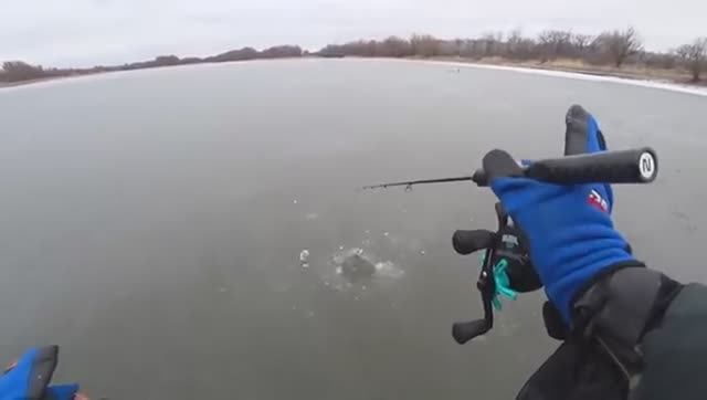 ЗАБРАЛИСЬ НА ЛЬДИНУ И ПОПАЛИ НА ЖОР!!! Зимняя рыбалка 2025. смотреть онлайн