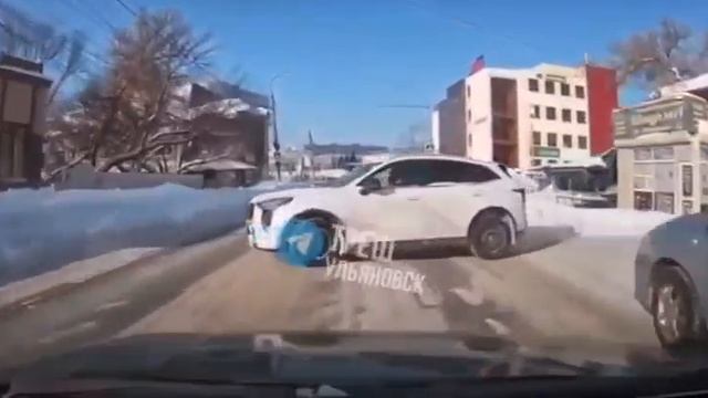 😳 ВАЗ «поцеловал» китайца у Центрального рынка   Музыка легла идеально 😁