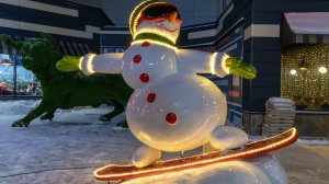 "Снеговик на сноуборде" новогодняя уличная фигура из стеклопластика.