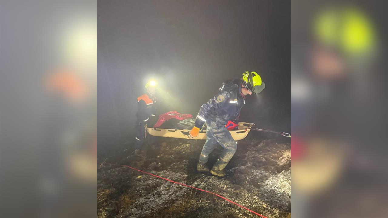 Автомобиль с людьми упал с 200-метрового обрыва в Крыму: кадры смотреть онлайн