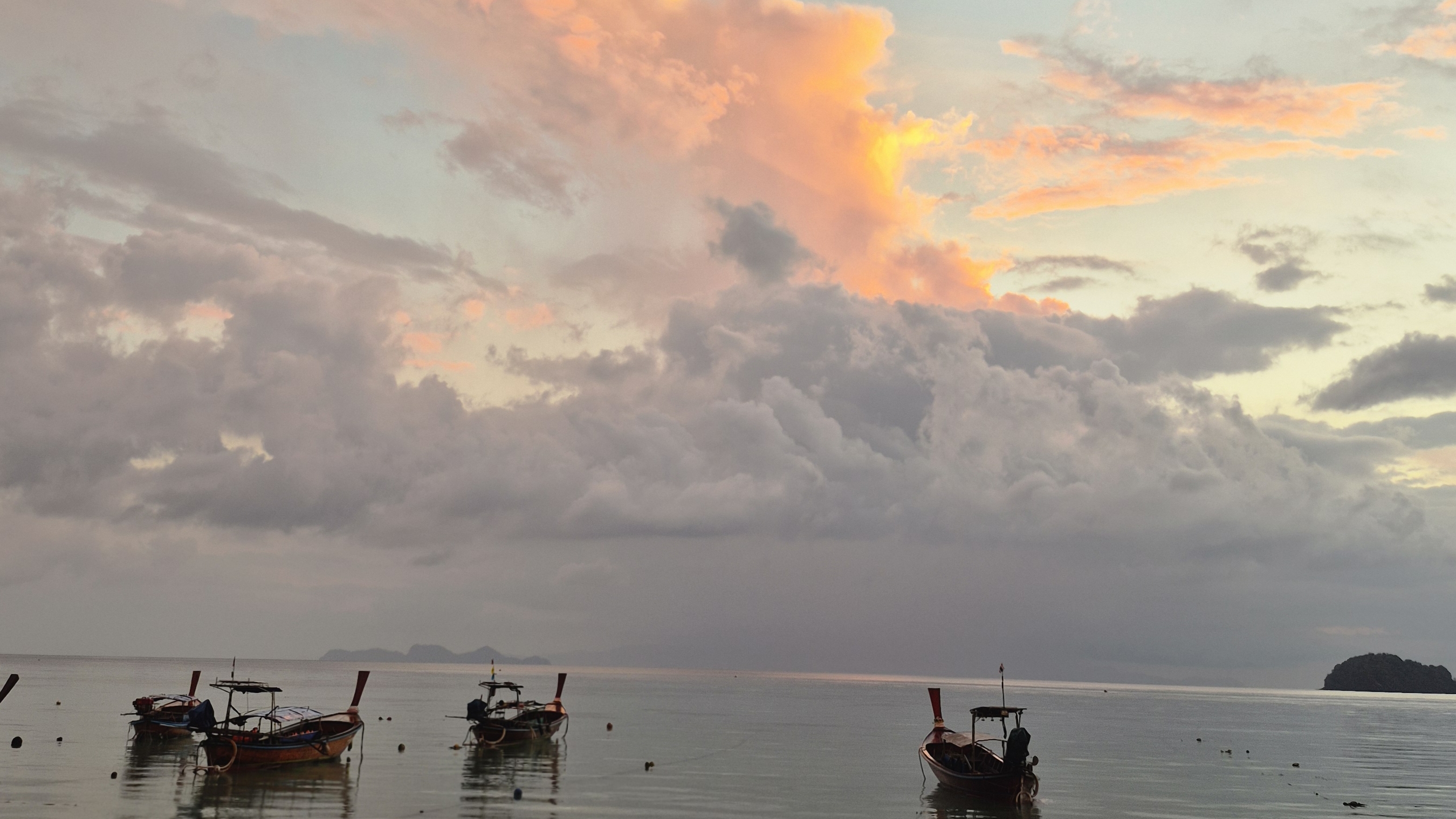 Встречаем рассвет на пляже Санрайз Бич. Остров Ко Липе, Тайланд.  #ko lipe #thailand #sunrise #тай