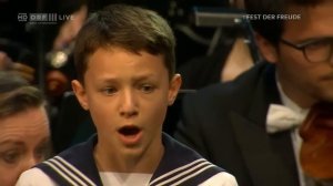 Участник Венского хора мальчиков исполняет «Оду к радости» на Фестивале радости в Вене 2018.