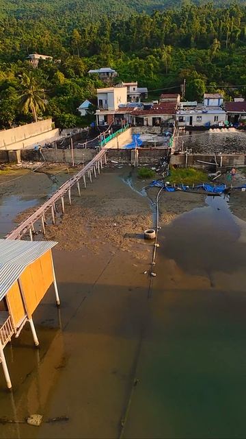 Побережье Вьетнама оживает в водах бухты Лангко, где море аккуратно разделено на плавучие фермы