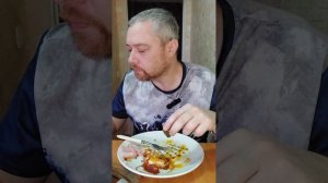 Мукбанг. Ответы на вопросы. Жареная картошка с луком, томатом и яйцами. Еда на камеру.