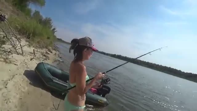 ВОТ ЭТО РЫБАЛКА С НОЧЕВКОЙ НА ОСТРОВЕ С ЖЕНОЙ. Рыбалка 2025. Ловля сазана на жмых. смотреть онлайн