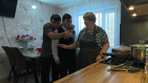 Муж готов есть этот суп харчо  с орехами несколько раз в день. Блинчики с грибной начинкой.