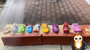 МУЛЬТИКИ ПРО МАШИНКИ ТАЧКИ ПРЫГАЮТ В ГРЯЗЬ