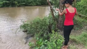 ДЕВУШКА ЛОВИТ РЫБУ НА СОРОКОНОЖЕК