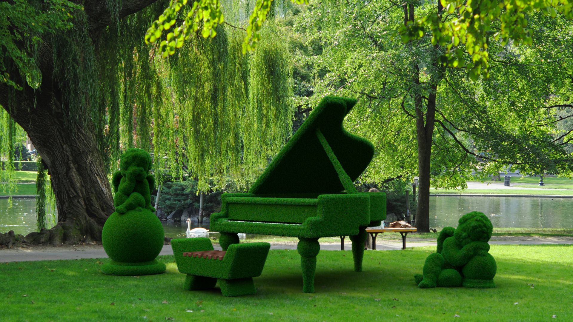 «Рояль» фигура из искуственной топиарной травы.