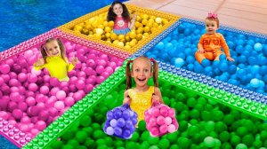 Играем в бассейне с шариками четырёх цветов!