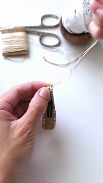 Подборка заколок с вышивкой ✨

Такая крошечная деталь, а сколько в ней нежности 🥹