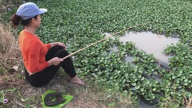ДЕВУШКА ЛОВИТ БОЛЬШИХ РЫБ НА ЗМЕЮ смотреть онлайн